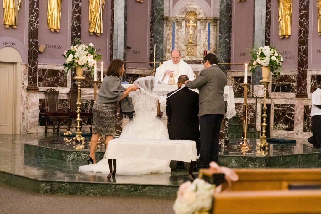 Bride and groom receiving the Wedding lasso 